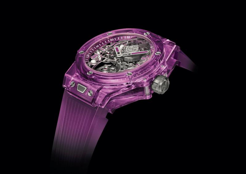 ضمن مجموعة بيغ بانغ، ساعة Tourbillon Automatic Purple Sapphire المشغولة في علبة من الكريستال الياقوتي باللون البنفسجي. 