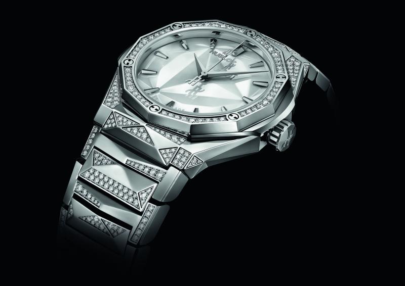 ساعة Classic Fusion Orlinski Bracelet التي تستعير أشكالها محددة الزوايا من منحوتات أورلينسكي، والمشغولة في علبة من التيتانيوم يميّزها سوار معدني مدمج جديد.