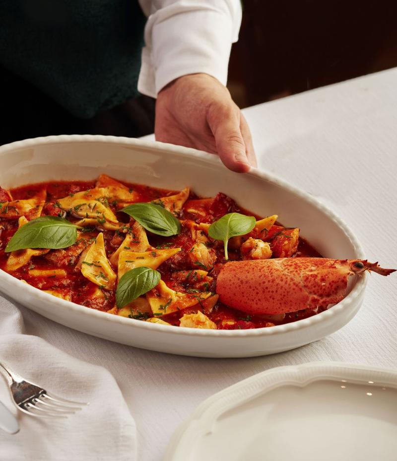 طبق مانتي الأضلاع مع الصلصة الحمراء. طبق مانتي الأضلاع مع الصلصة الحمراء.