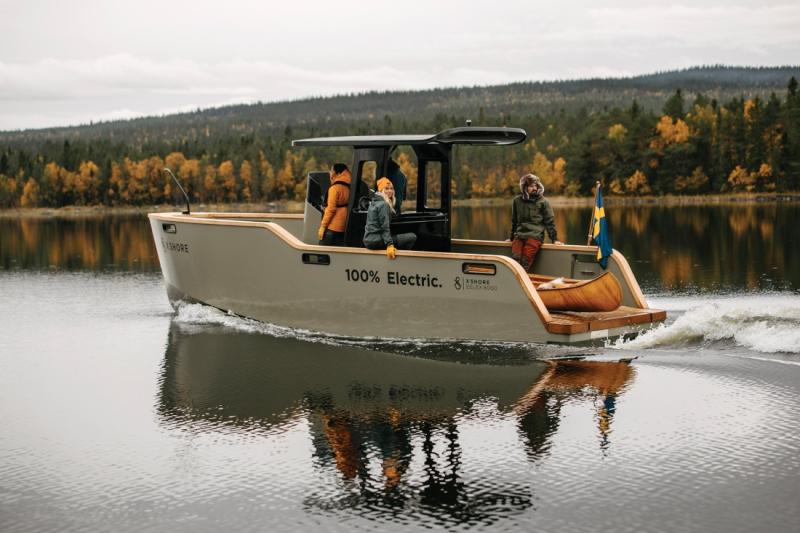 يتفرّد هذا القارب بدفة قيادة تقع في المنتصف، وسطح مفتوح بسيط التصميم.
