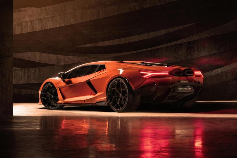 Lamborghini Revuelto/لامبورجيني ريفويلتو.. باكورة إنتاج لامبورجيني الهجين مع محرك V12 