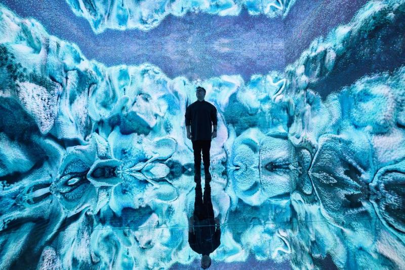 في جناح جوليوس باير، منحوتة بيانية للفنان التركي رفيق أناضول بعنوان Glacier Dreams.