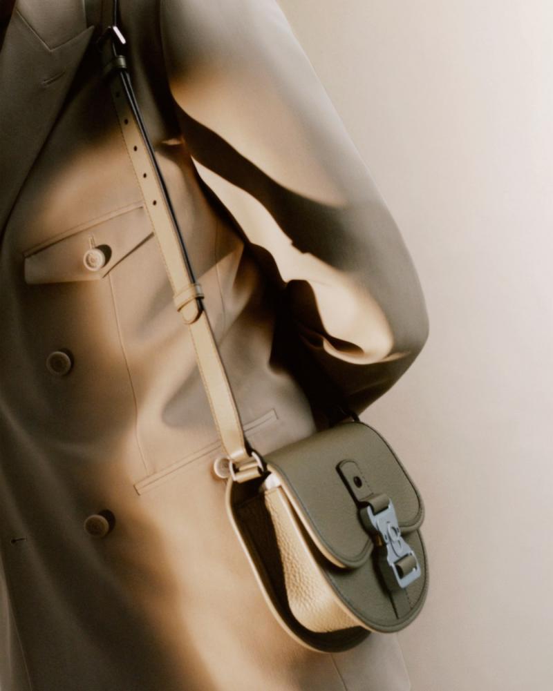 سترة غير رسمية من الصوف البكر بلون البيج، وحقيبة Dior Mini Gallop مصنوعة من جلد العجول ذي الحبيبات. 