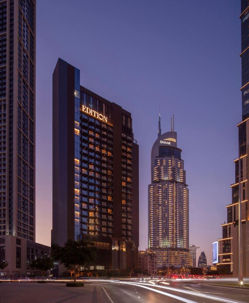 يرتفع الفندق في 23 طابقًا موفرًا إطلالة خلابة على أفق مدينة دبي وبرج خليفة والمدينة القديمة.