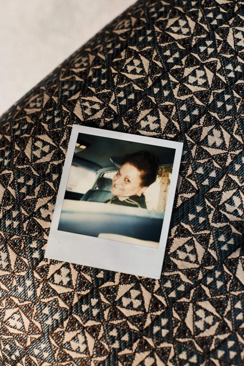 صورة تظهر فيها جدّته الراحلة شازده.  صورة تظهر فيها جدّته الراحلة شازده.