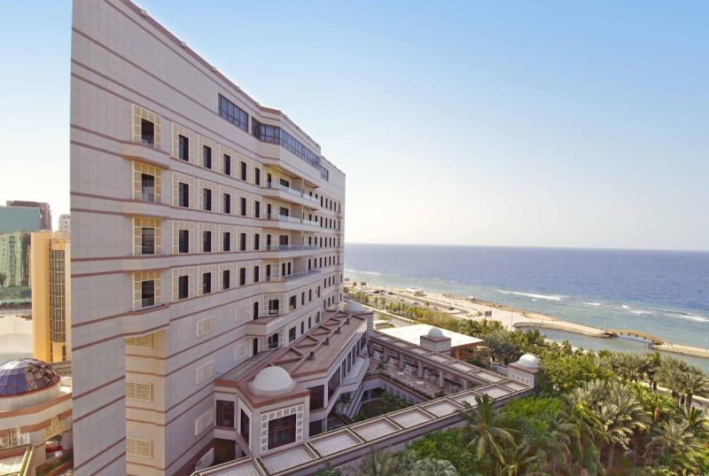 يرتفع الفندق في عشرة أدوار عند كورنيش جدة، متباهيًا بواجهة يغلب عليها طابع معماري حديث./ أفخم فنادق جدة على البحر