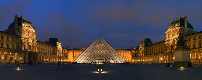متحف اللوفر الذي يعد من أشهر متاحف باريس