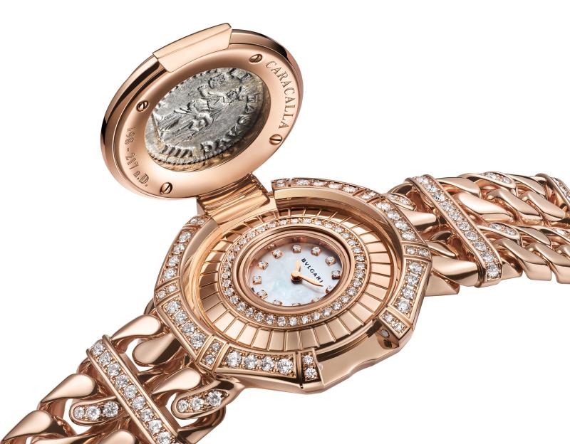 ساعة Monete Catene High Jewelry Secret Watch في علبة من الذهب مرصعة بالألماس، ويحتجب ميناؤها خلف دينار روماني من الفضة.  
