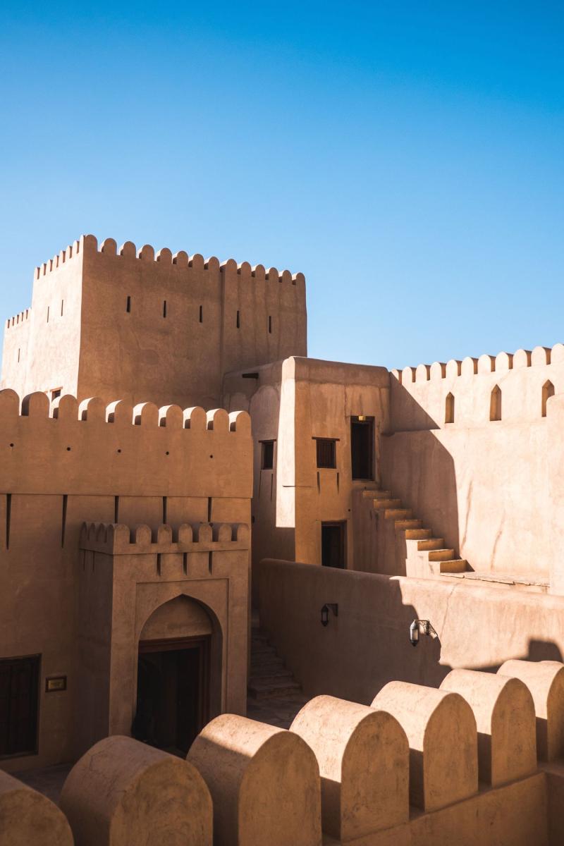 قلعة نزوى التي تُعد من أهم الحصون التاريخية في السلطنة.