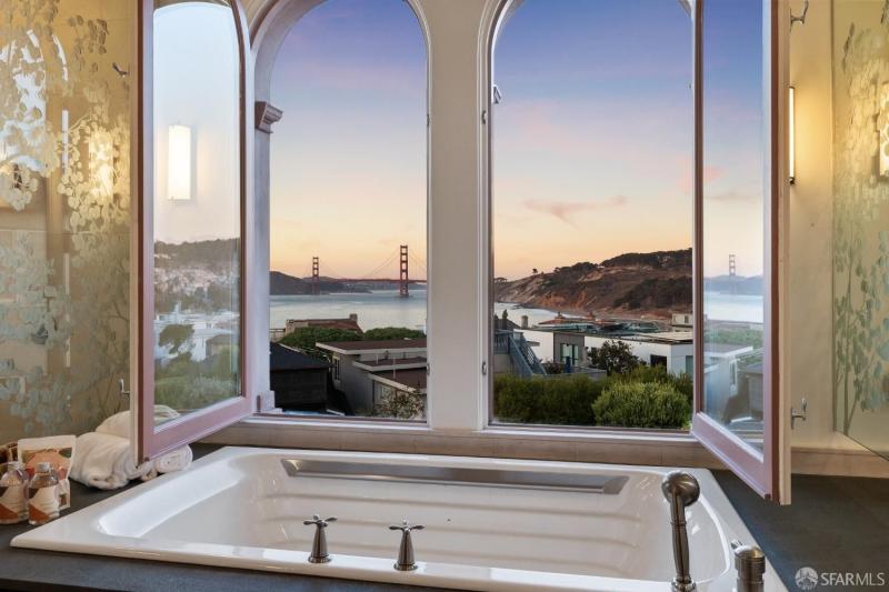 قصر روبن ويليامز المصمم على طراز عصر النهضة في سان فرانسيسكو بات متاحًا للبيع 