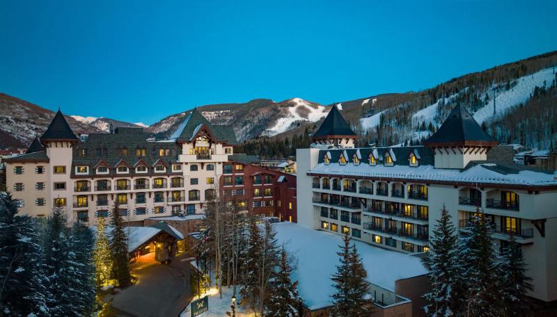 يشكل الفندق، من موقعه القريب من مصعد التزلج "إيغل بان"، منطلقًا لاستكشاف بعض منحدرات التزلج الأكثر شهرة في كولورادو.