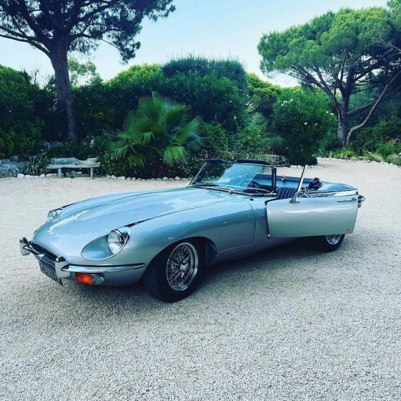  سيارة جاغوار  E-Type Roadster صادرة في عام 1969.