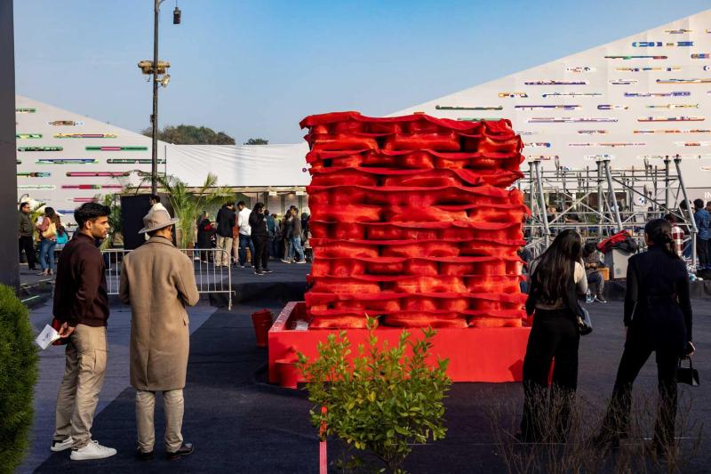 استخدم الفنانان دويْل ونيل في منحوتة Provenance الجليد سريع الذوبان لتسليط الضوء على انقضاء الزمن في حياتنا اليومية.