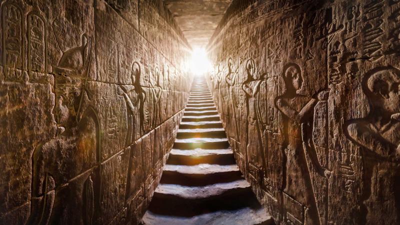 في أسوان، يُعد معبد إدفو، الشهير أيضًا بمعبد حورس، واحدًا من أكبر المعابد المصرية القديمة.