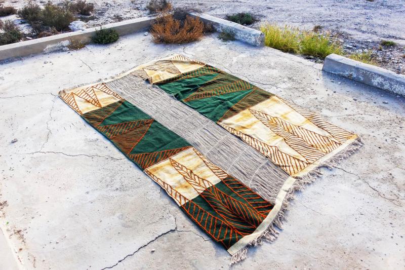 توظف سجادة Palm Fiber Carpet ألياف شجرة النخيل، وتستحضر بتعقيدها الحِرفي الروابط العائلية التي تجمع المصمم بحرفة النسج.