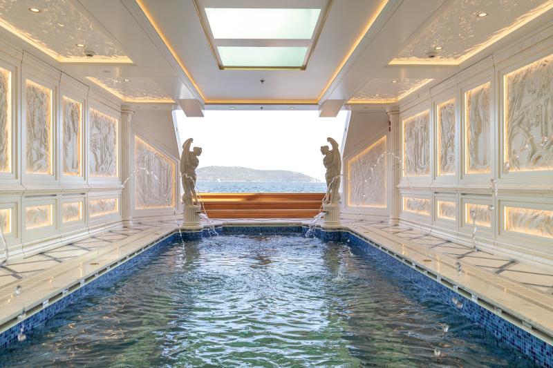 حمام السباحة ذو الطراز الإغريقي في النادي الشاطئي الخاص بيخت Leona من بيلجين، والذي يبلغ طوله 263 قدمًا.