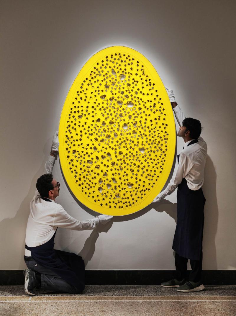 لوحة لوسيو فونتانا على شكل بيضة صفراء اللون للبيع مقابل 30 مليون دولار