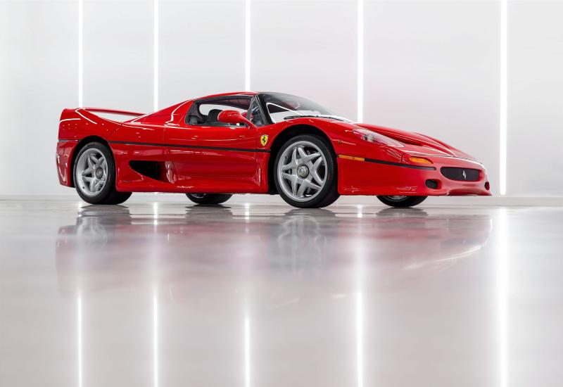 سيارة Ferrari F50 التي رسم خطوطها الخارجية لورينزو رامازوتي وبياترو كارمانديلا والتي تمايزت خصوصًا بفتحتين مخصّصتين لسحب الهواء من تحت المقدمة، فضلاً عن تركيب المحرّك مباشرة على هيكل السيارة.