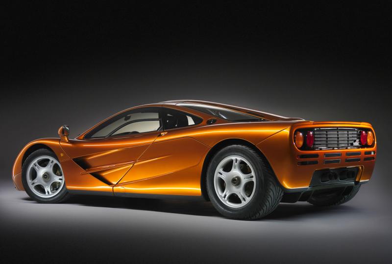 فيما خلا تصميم McLaren F1 من أي لمسة فنية، تباهت السيارة بمواصفات متفرّدة مثل وضع القيادة المصمّم على قياس كل زبون، والهيكل المصنوع من ألياف الكربون، والمحرّك المكوّن من 12 أسطوانة بقوة 618 حصانًا.