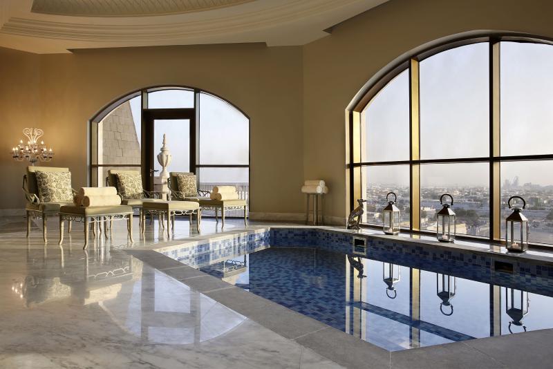 يوفّر حوض السباحة الذي أقيم في المستوى العلوي إطلالة بديعة على أفق دبي.