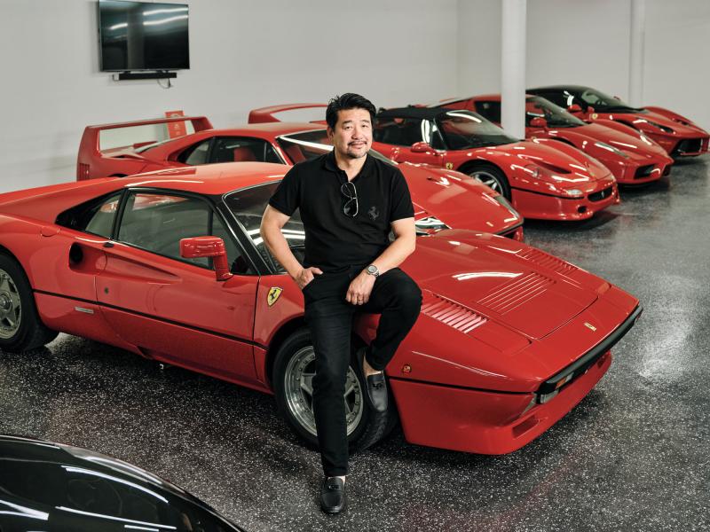 ديفيد إلى جانب سياراته من طراز Ferrari 288 GTO من عام 1985.