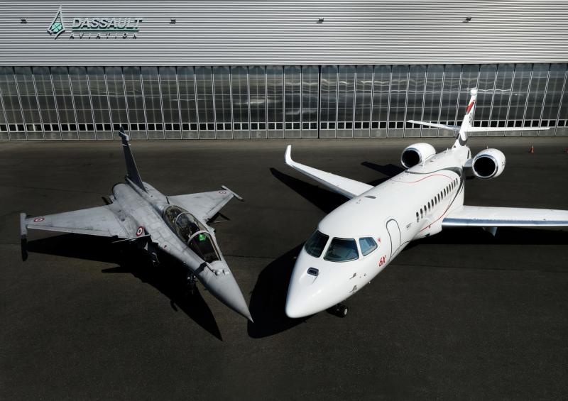 من الأمثلة الدالة على التبادل التكنولوجي بين قطاع الطيران العسكري وقطاع الطيران الخاص مقاتلةُ رافال من شركة داسو.   تشتمل طائرة رجال الأعمال Falcon 6X على شاشات عرض رأسية متماثلة وأنظمة تحكم رقمية في الطيران.