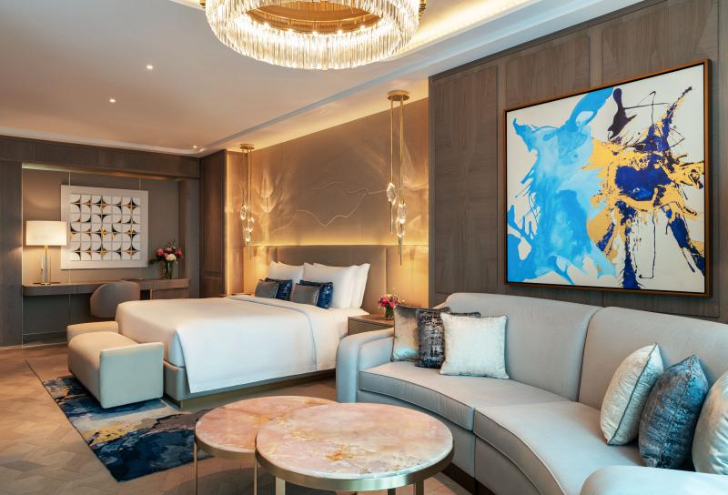 تصميم داخلي عصري ولوحة ألوان محايدة يميّزان الجناح الأميري في فندق سانت ريجيس الكويت.