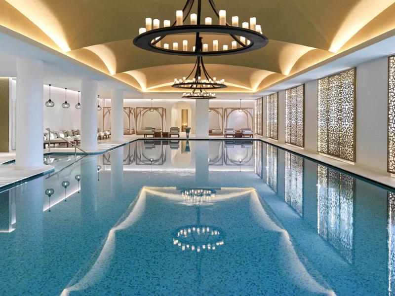 يُعد حوض السباحة الداخلي في النادي الأكبر من نوعه في منطقة الشرق الأوسط.