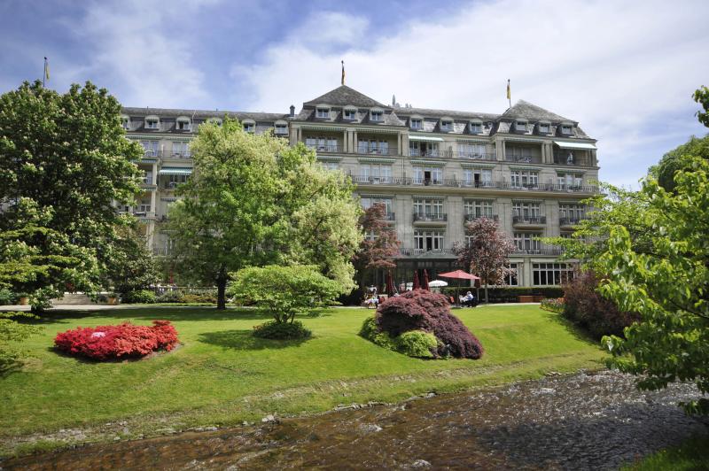 فندق Brenners Park-Hotel & Spa الذي شُيّد قبل 152 عامًا على ضفاف نهر أوس./ أفضل وجهات السفر في عطلة الصيف
