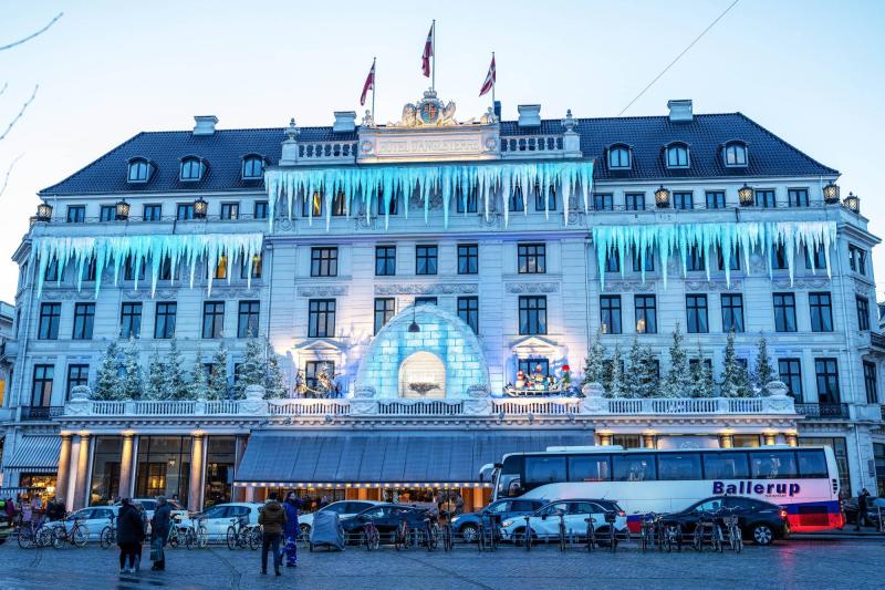 فندق Hotel d’Angleterre الذي بُني قبل 265 عامًا والذي يحرس ميدان كونجينس نيتروف./ أفضل وجهات السفر في عطلة الصيف