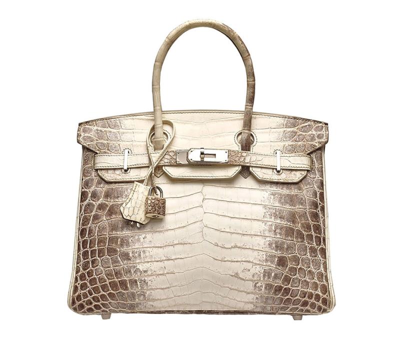 حقيبة هيرميس نادرة من طراز Hemalaya Niloticus Crocodile Birkin، بيعت عام 2017 في مزاد لدار كريستيز في هونغ كونغ بما يعادل 1.4 مليون درهم.  