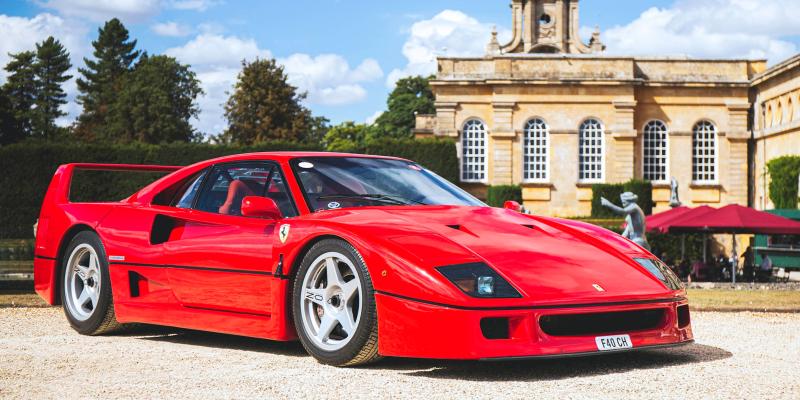 سيارة Ferrari F40 في باحة قصر بلينهايم الذي يستضيف مسابقة الأناقة للسيارات بالمملكة المتحدة.