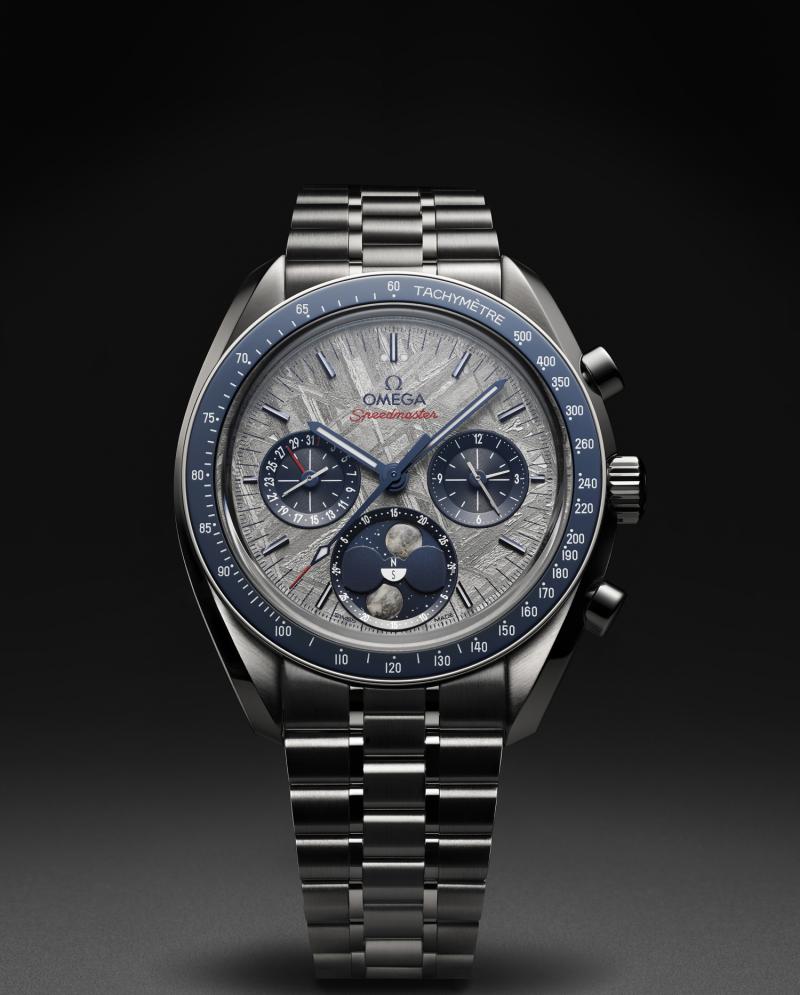 أوميغا تواصل استحضار عجائب السماء في ساعة Speedmaster Moonphase Meteorite