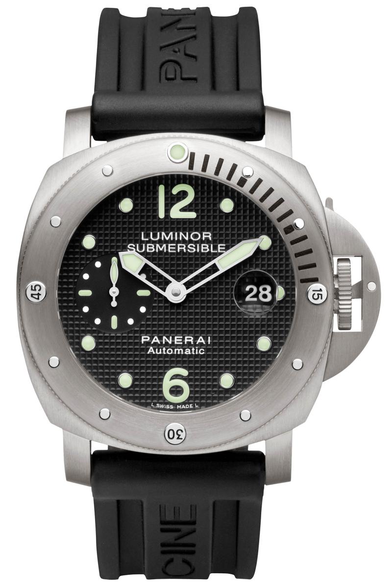 ساعة Luminor Submersible Titanio PAM00025 المشغولة في علبة من التيتانيوم.