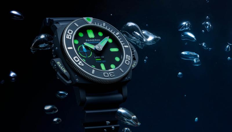 ساعة Submersible Elux PAM01800 في علبة بقطر 49 ملليمترًا مشغولة من مادة "تي-سيراميتك" المبتكرة. 