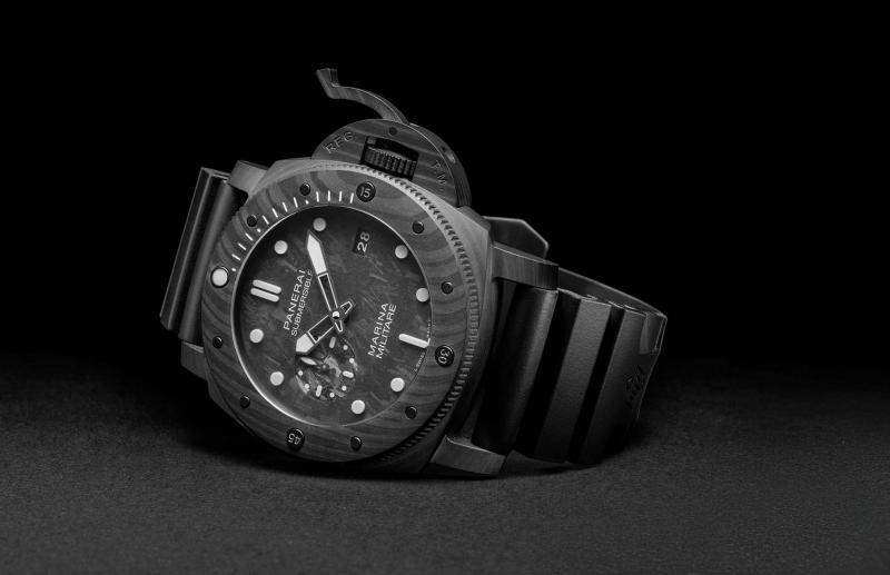 ساعة Submersible Marina Militare Carbotech™ PAM02979 في علبة من مركّب "كربوتيك".