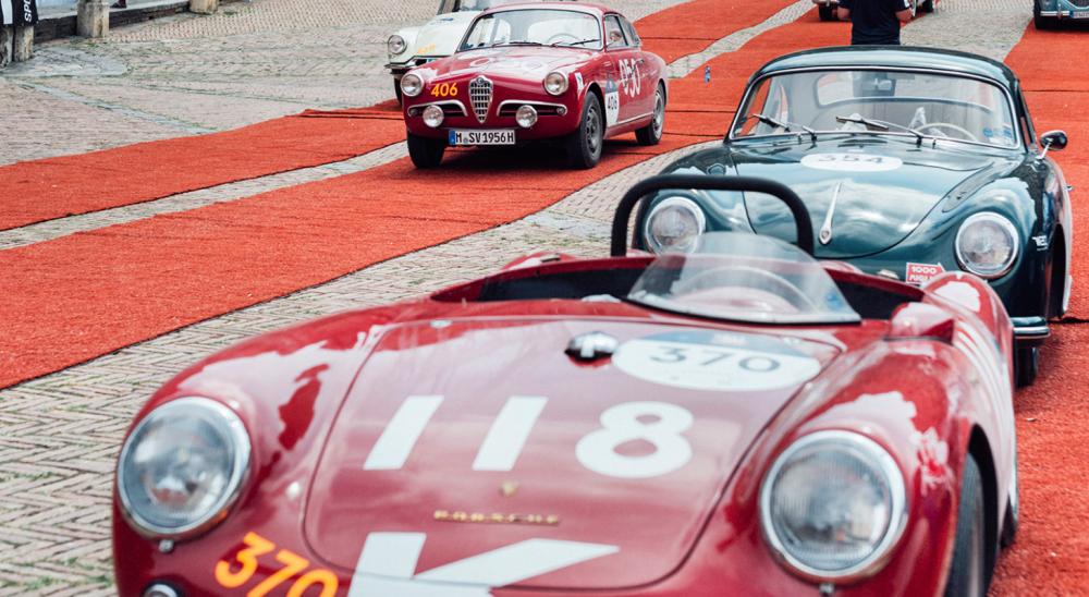 قافلة من السيارات المشاركة في سباق الألف ميل لهذا العام في أثناء عبورها ساحة بياتزا دل كامو Piazza del Campo في سيينا. قافلة من السيارات المشاركة في سباق الألف ميل لهذا العام في أثناء عبورها ساحة بياتزا دل كامو Piazza del Campo في سيينا.