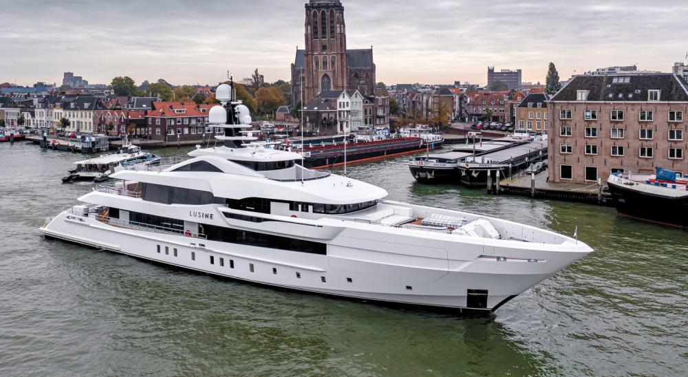 Heesen Lusine تتكامل مقدمة اليخت الطويلة مع تصميم "جناح الطائر" الذي يتوسط السطح العلوي ويعزز مظهر اليخت الجانبي.