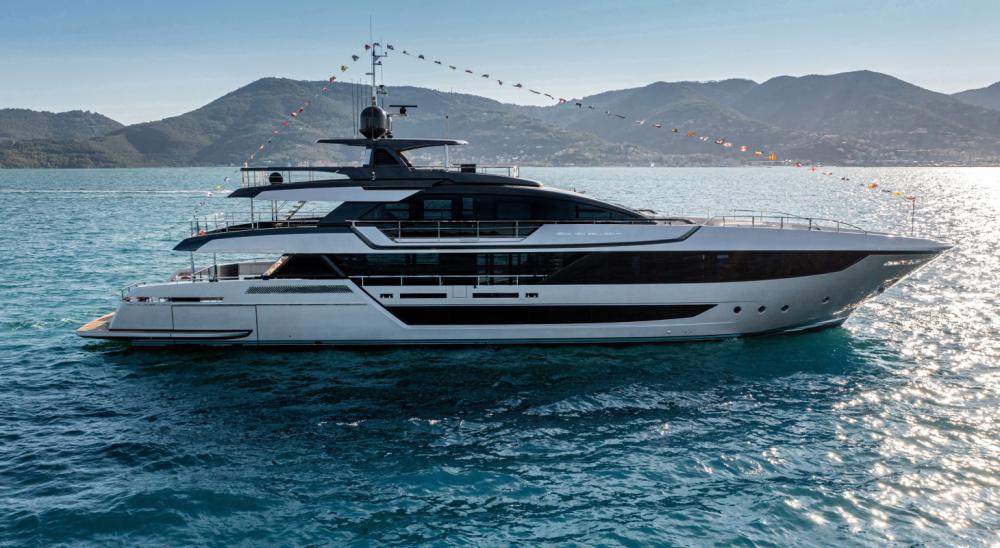 ريفا تطلق يخت Riva 130’ Bellissima المجهز بقمرة قيادة علوية