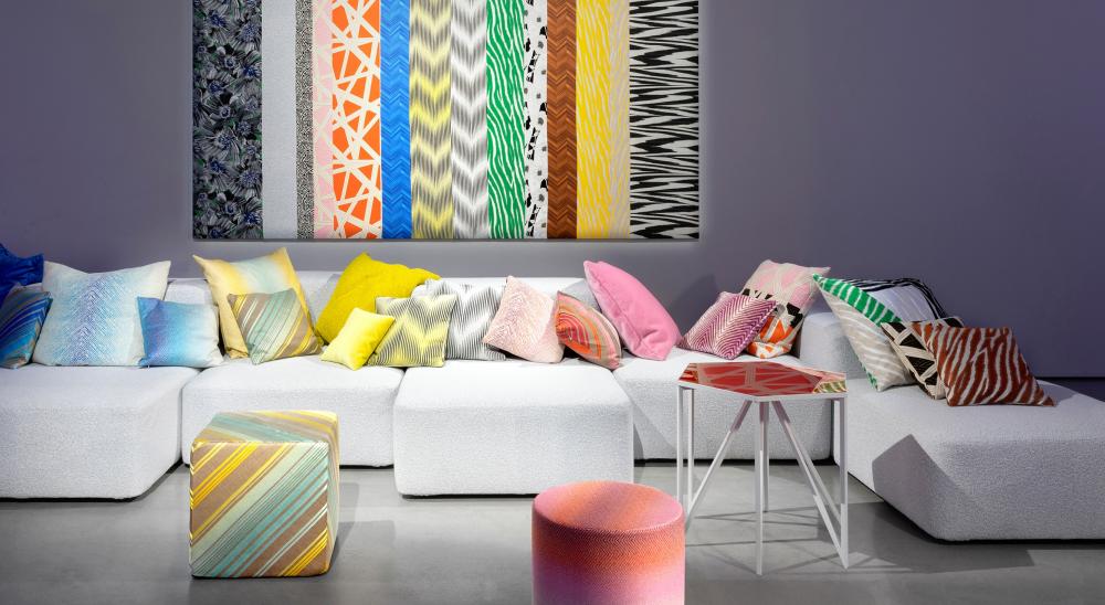 تناغم إبداعات Missoni Home بين التصميم غير المقيّد، والأقمشة الفاخرة، والتدرجات اللونية الزاهية، والأنماط المتعرّجة المتجذرة في إرث ميسوني.
