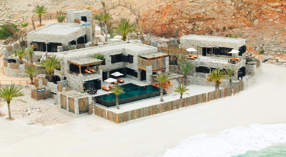 تمتد فيلا The Private Reserve في منتجع الحواس الست على مساحة32,292  قدمًا مربعة محتضنة أربع حجرات للنوم، وتتكامل مع حوض سباحة خاص. تمتد فيلا The Private Reserve في منتجع الحواس الست على مساحة32,292  قدمًا مربعة محتضنة أربع حجرات للنوم، وتتكامل مع حوض سباحة خاص.