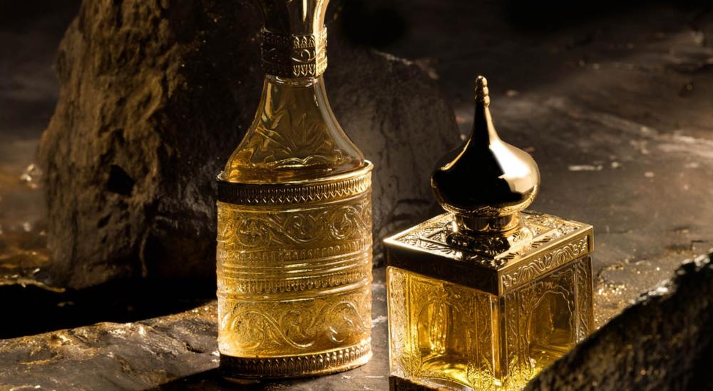 يستوطن العطر قارورة مصنوعة يدويًا من أجود أنواع الكريستال ومزدانة بتفاصيل مطلية بالذهب.
