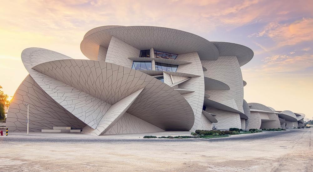 متحف قطر الوطني الذي ابتكرته محترفات جان نوفيل على شكل وردة الصحراء، والذي ينضوي تحت مظلة متاحف قطر الراعية لبينالي دوحة التصميم.
