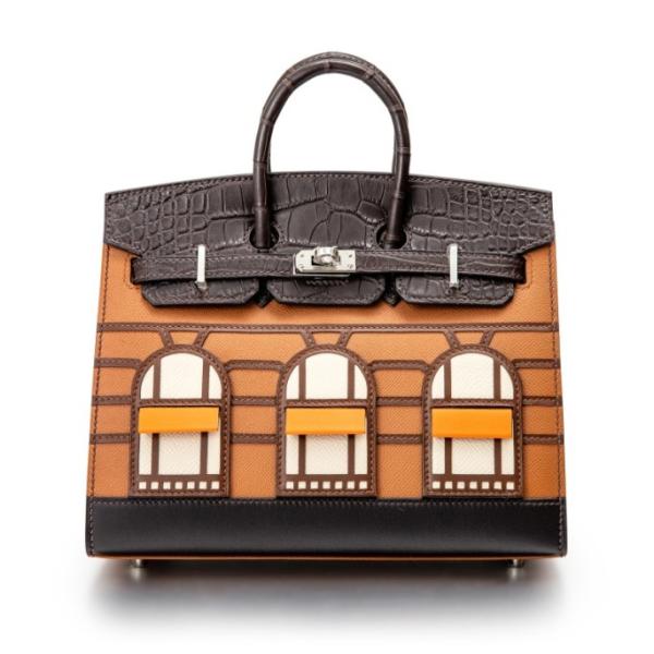 إصدار محدود من حقيبة HERMÈS BIRKIN FAUBOURG 20 مصنوع من جلد التمساح غير اللامع، مع قطع معدنية من البلاديوم. أُنتجت عام 2020.