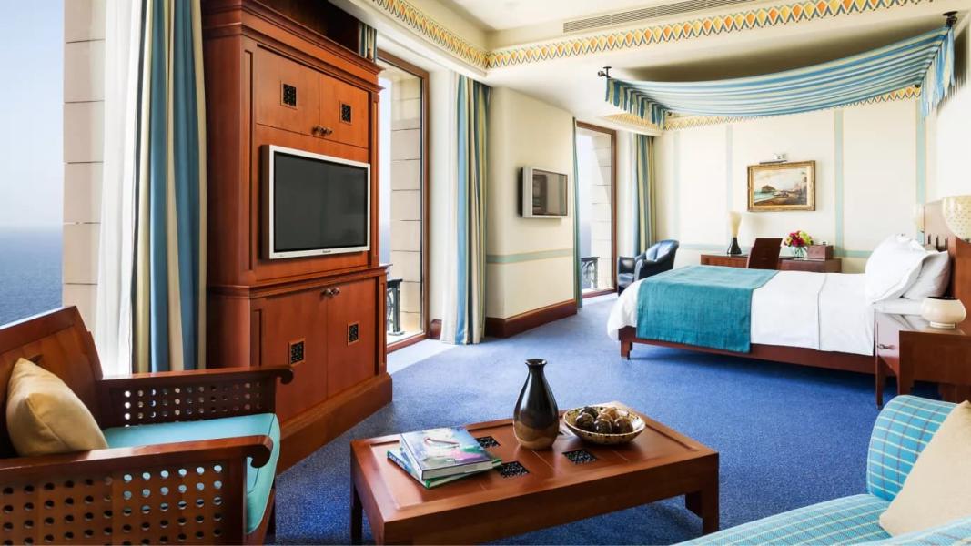 يختبر ضيوف فندق روزوود جدة مفهوم الأناقة في الفخامة في 127 غرفة وجناحًا تتمازج فيها التصاميم العربية التقليدية مع وسائل الراحة العصرية.