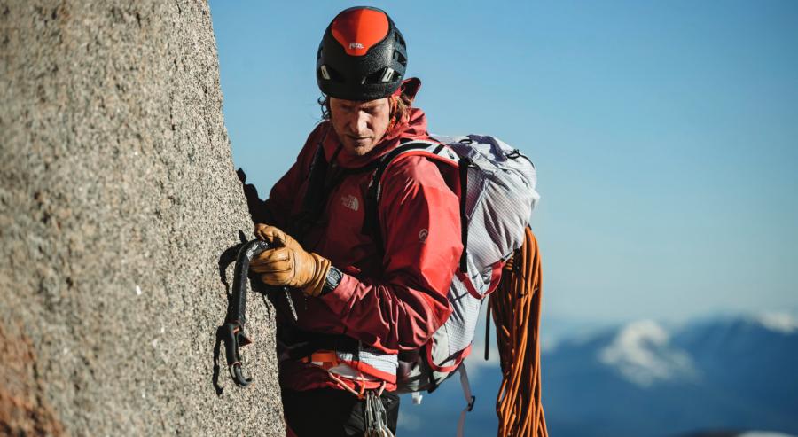كوري ريتشاردز يتسلق جبل إيفرست فيما يتزيّن معصمه بالنموذج الاختباري من ساعة Overseas Everest. 