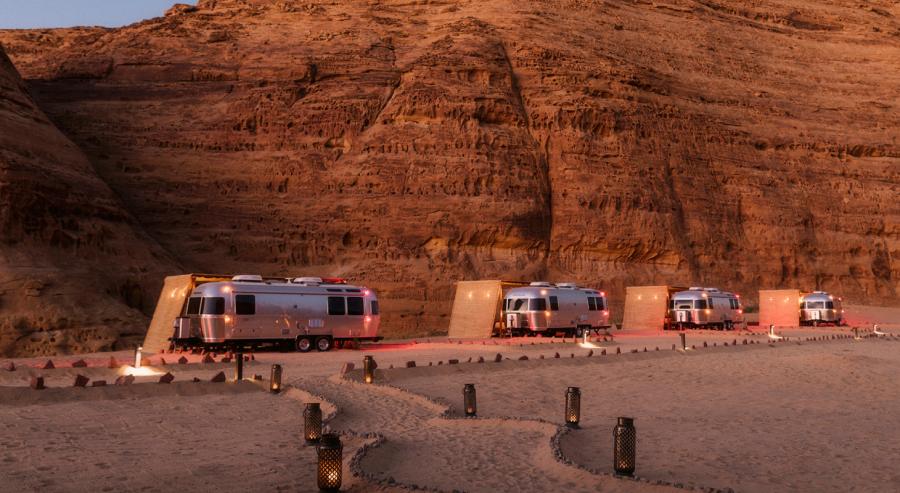 يضم المشروع 22 مقطورة من طراز Airstream تعد المغامرين بتجارب أصيلة في الصحراء.