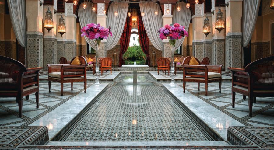 تتباهى المساحات في فندق رويال منصور بفسيفساء زخرفية توثّق الإرث الحرفي المغربي.