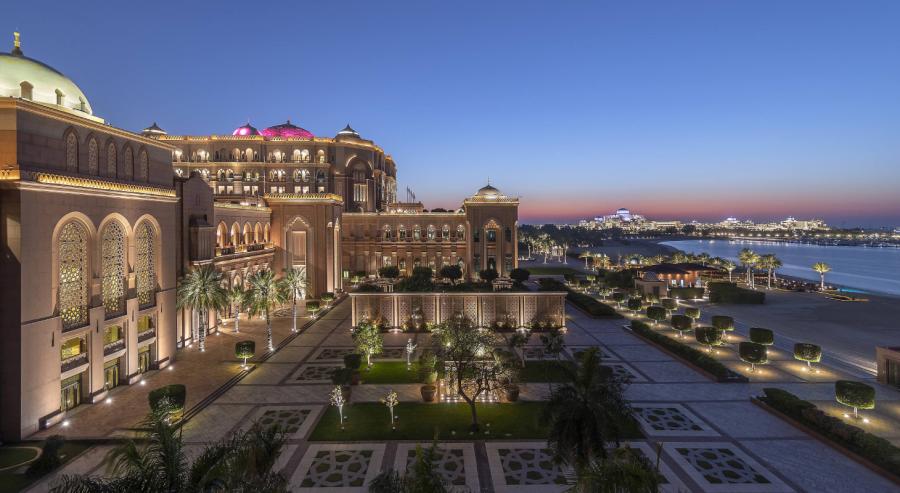 يتجلى قصر الإمارات بقبابه المئة والأربع عشرة تحفة معمارية تستلهم مظاهر البذخ في بلاطات سلاطين الماضي. 