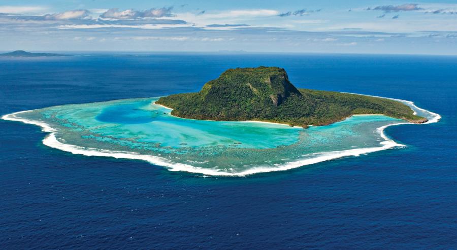 جزيرة كايبو التي تشكل ملاذًا آسرًا يمتد على مساحة 800 فدان في فيجي، وتحتضن منتجع Vatuvara Private Islands. 